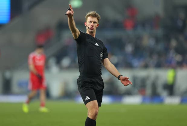 23.01.2026, Fussball 2. Bundesliga, SV Darmstadt 98 - 1. FC Nürnberg, emonline, emspor, despor, v.l., Schiedsrichter Jarno Wienefeld DFL DFB REGULATIONS PROHIBIT ANY USE OF PHOTOGRAPHS AS IMAGE SEQUENCES AND OR QUASI-VIDEO. xdcx