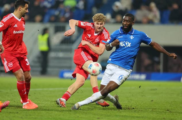 23.01.2026, Fussball 2. Bundesliga, SV Darmstadt 98 - 1. FC Nürnberg, emonline, emspor, despor, v.l., Piet Scobel (1. FC Nürnberg), Patric Pfeiffer (SV Darmstadt 98) DFL DFB REGULATIONS PROHIBIT ANY USE OF PHOTOGRAPHS AS IMAGE SEQUENCES AND OR QUASI-VIDEO. xdcx