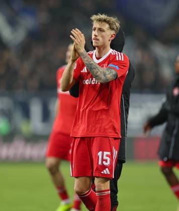 23.01.2026, Fussball 2. Bundesliga, SV Darmstadt 98 - 1. FC Nürnberg, emonline, emspor, despor, v.l., Tim Drexler (1. FC Nürnberg) bedankt sich bei den Fans, bedanken, Dank, Mannschaft nach dem Spiel, after the match, bedankt sich bei den Fans, applauds the fans DFL DFB REGULATIONS PROHIBIT ANY USE OF PHOTOGRAPHS AS IMAGE SEQUENCES AND OR QUASI-VIDEO. xdcx