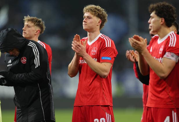 23.01.2026, Fussball 2. Bundesliga, SV Darmstadt 98 - 1. FC Nürnberg, emonline, emspor, despor, v.l., Piet Scobel (1. FC Nürnberg) bedankt sich bei den Fans, bedanken, Dank, Mannschaft nach dem Spiel, after the match, bedankt sich bei den Fans, applauds the fans DFL DFB REGULATIONS PROHIBIT ANY USE OF PHOTOGRAPHS AS IMAGE SEQUENCES AND OR QUASI-VIDEO. xdcx