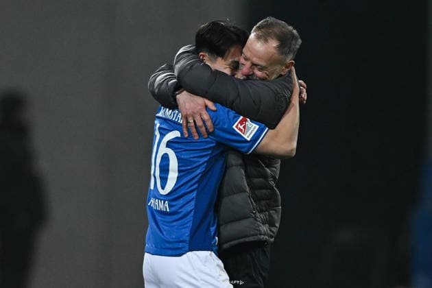 Hiroki Akiyama (SV Darmstadt 1898, 16) und Darius Scholtysik (SV Darmstadt 1898, Co-Trainer) umarmen sich nach dem Tor zum 1:0; GER, SV Darmstadt 98 vs 1. FC Nürnberg, Fussball, 2. Bundesliga, 19. Spieltag, Spielzeit 2025 2026, 23.01.2026. DFL REGULATIONS PROHIBIT ANY USE OF PHOTOGRAPHS AS IMAGE SEQUENCES AND OR QUASI-VIDEO GER, SV Darmstadt 98 vs 1. FC Nürnberg, Fussball, 2. Bundesliga, 19. Spieltag, Spielzeit 2025 2026, 23.01.2026. Darmstadt