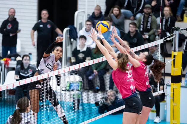 1. Volleyball Bundesliga Frauen: Schwarz-Weiss Erfurt vs. VC Wiesbaden; Erfurt; 23.01.2026 Alianza Darley ( 14; Schwarz-Weiss Erfurt) gegen Laura Broekstra ( 10; VC Wiesbaden) (vorne) und Jimena Fernandez Gayoso ( 22; VC Wiesbaden) (dahinter) 1. Volleyball Bundesliga Frauen: Schwarz-Weiss Erfurt vs. VC Wiesbaden; Riethsporthalle Erfurt; 23.01.2026 Copyright: xBEAUTIFULxSPORTS Duehringx