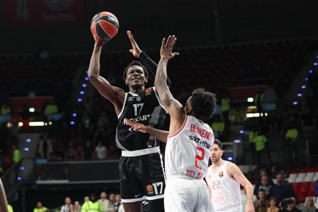 Isaac Bonga (Partizan Mozzart Bet Belgrad, 17) mit Antonio Blakeney (Hapoel IBI Tel Aviv, 02), GER, Partizan Mozzart Bet Belgrad vs. Hapoel IBI Tel Aviv, Basketball, Euroleague, 24. Spieltag, Saison 2025 2026, 23.01.2026, 13.11.2025, GER, Partizan Mozzart Bet Belgrad vs. Hapoel IBI Tel Aviv, Basketball, Euroleague, 24. Spieltag, Saison 2025 2026, 23.01.2026 Muenchen Copyright: xEibner-Pressefoto JennixMaulx EP_JML