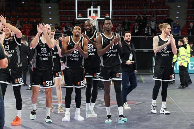 Die Spieler von Partizan Belgrad bejubeln den Sieg mit den Fans, GER, Partizan Mozzart Bet Belgrad vs. Hapoel IBI Tel Aviv, Basketball, Euroleague, 24. Spieltag, Saison 2025 2026, 23.01.2026, 13.11.2025, GER, Partizan Mozzart Bet Belgrad vs. Hapoel IBI Tel Aviv, Basketball, Euroleague, 24. Spieltag, Saison 2025 2026, 23.01.2026 Muenchen Copyright: xEibner-Pressefoto JennixMaulx EP_JML