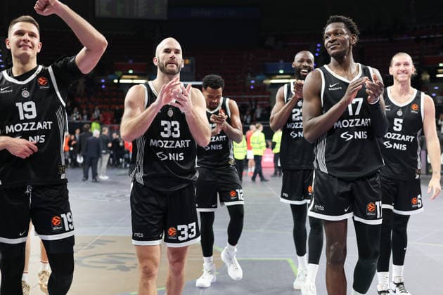 Die Spieler von Partizan Belgrad bejubeln den Sieg mit den Fans, Arijan Lakic (Partizan Mozzart Bet Belgrad, 19) mit Nick Calathes (Partizan Mozzart Bet Belgrad, 33) und Isaac Bonga (Partizan Mozzart Bet Belgrad, 17), mit Dylan Osetkowski (Partizan Mozzart Bet Belgrad, 05) und Sterling Brown (Partizan Mozzart Bet Belgrad, 12), GER, Partizan Mozzart Bet Belgrad vs. Hapoel IBI Tel Aviv, Basketball, Euroleague, 24. Spieltag, Saison 2025 2026, 23.01.2026, 13.11.2025, GER, Partizan Mozzart Bet Belgrad vs. Hapoel IBI Tel Aviv, Basketball, Euroleague, 24. Spieltag, Saison 2025 2026, 23.01.2026 Muenchen Copyright: xEibner-Pressefoto JennixMaulx EP_JML