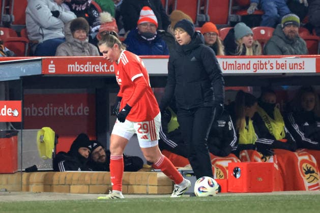 DEU, 2.BL, Frauen, 1.FC Union vs. Bayer Leverkusen, 23.01.2026, Stadion Alte Foersterei, Berlin, DEU, 2.BL, Frauen, 1.FC Union vs. Bayer Leverkusen, im Bild: Cheftrainerin Ailien Poese (1.FC Union Berlin), Antonia Halverkamps (1.FC Union Berlin 29) DFL - regulations prohibit any use of Photographs as image sequences and or quasi-video