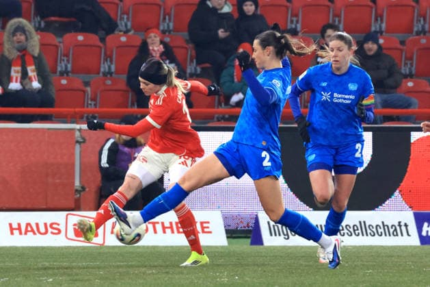 DEU, 2.BL, Frauen, 1.FC Union vs. Bayer Leverkusen, 23.01.2026, Stadion Alte Foersterei, Berlin, DEU, 2.BL, Frauen, 1.FC Union vs. Bayer Leverkusen, im Bild: Eileen Campbell (1.FC Union Berlin 10), Ostermeier Selina (Bayer Leverkusen 2), Turanyi Lilla (Bayer Leverkusen 24) DFL - regulations prohibit any use of Photographs as image sequences and or quasi-video