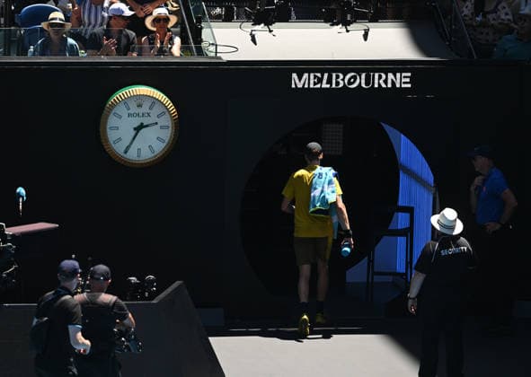 TENNIS AUSTRALIAN OPEN, Janik Sinner of Italy leaves the court as the roof is closed due to heat during the Men™s 3rd round match against Eliot Spizzirri of USA on day 7 of the 2026 Australian Open tennis tournament at Melbourne Park in Melbourne, Saturday, January 24, 2026. ( NO ARCHIVING MELBOURNE VICTORIA AUSTRALIA  Copyright: xLUKASxCOCHx 20260124128947973774