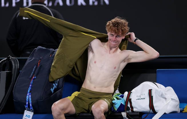 Jannik Sinner of Italy puts on his jacket Australian Open tennis tournament, Day Seven, Melbourne Park, Australia - 24 Jan 2026Melbourne Melbourne Park Victoria (VIC) Australia  Copyright: xEllaxLing Shutterstockx 16380459f