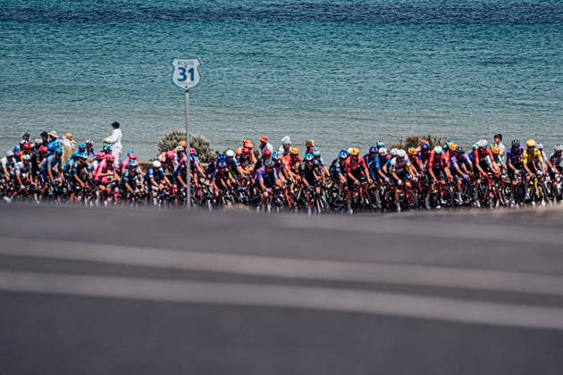 2026 Tour Down Under Stage 4 Picture by Zac Williams SWpix.com - 24 01 2026 - Cycling - 2026 Tour Down Under - Stage 4 - Brighton to Willunga - The peloton pass by Aldinga Beach. Copyright: x xSWpix.comx(t axPhotographyxHubxLtd)xZacxWilliams SWpix.comx SWP-2645