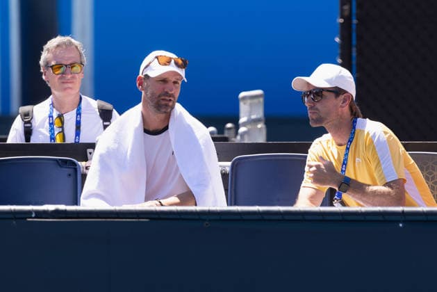 Jamie Mackenzie Team, L-R. Philipp Petzschner, (DTB Junioren Bundestrainer) und Trainer Gero Kretschmer, Jungen Einzel, Boys Singles Australian Open 2026, Melbourne Park, Melbourne, Victoria, Australia. Copyright: xJuergenxHasenkopfx