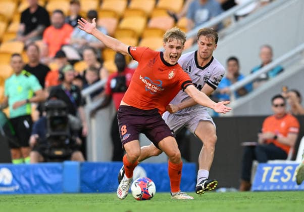 ALEAGUE ROAR ADELAIDE, Sam Klein (left) of the Roar is held back by Jonny Yull (right) of Adelaide United during the A-League Men™s Round 14 match between the Brisbane Roar and the Adelaide United at Suncorp Stadium in Brisbane, Saturday, January 24, 2026. ( NO ARCHIVING, EDITORIAL USE ONLY BRISBANE QUEENSLAND AUSTRALIA  Copyright: xDARRENxENGLANDx 20260124137625366556