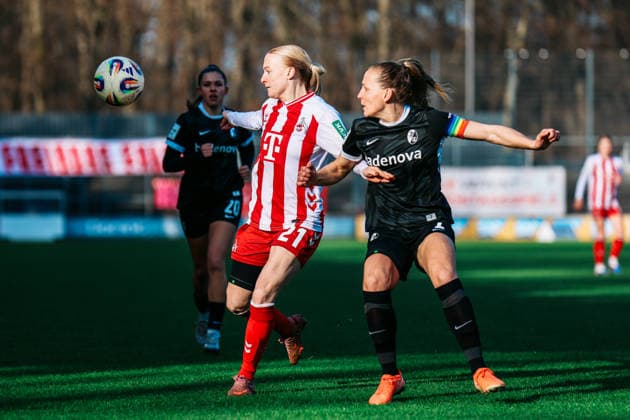 Google Pixel Frauen-Bundesliga: 1.FC Köln- SC Freiburg; 24.01.2026 Anna Gerhardt (1. FC Köln, 21) im Zweikampf mit Lisa Karl (SC Freiburg, 2) Google Pixel Frauen-Bundesliga: 1.FC Köln- SC Freiburg: Köln, Franz-Kremer-Stadion ;24.01.2025 DFB REGULATIONS PROHIBIT ANY USE OF PHOTOGRAPHS AS IMAGE SEQUENCES AND OR QUASI-VIDEO. Copyright: xBEAUTIFULxSPORTS Freisenx