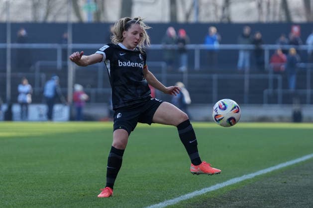 Lisa Karl (SC Freiburg, 02) am Ball , Deutschland, Fussball, GooglePixel Frauen-Bundesliga, 15.Spieltag, 2025 2026, 1. FC Köln vs. SC Freiburg, 24.01.2026, Franz-Kremer-Stadion, Köln, Deutschland DFB REGULATIONS PROHIBIT ANY USE OF PHOTOGRAPHS AS IMAGE SEQUENCES AND OR QUASI-VIDEO. Köln Franz-Kremer-Stadion Nordrhein-Westfalen Deutschland Copyright: xArnexAmbergx