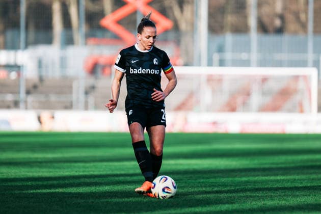 Google Pixel Frauen-Bundesliga: 1.FC Köln- SC Freiburg; 24.01.2026 Lisa Karl (SC Freiburg, 2) am Ball Google Pixel Frauen-Bundesliga: 1.FC Köln- SC Freiburg: Köln, Franz-Kremer-Stadion ;24.01.2025 DFB REGULATIONS PROHIBIT ANY USE OF PHOTOGRAPHS AS IMAGE SEQUENCES AND OR QUASI-VIDEO. Copyright: xBEAUTIFULxSPORTS Freisenx