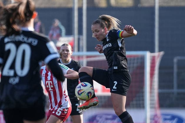 Lisa Karl (SC Freiburg, 02) am Ball , Deutschland, Fussball, GooglePixel Frauen-Bundesliga, 15.Spieltag, 2025 2026, 1. FC Köln vs. SC Freiburg, 24.01.2026, Franz-Kremer-Stadion, Köln, Deutschland DFB REGULATIONS PROHIBIT ANY USE OF PHOTOGRAPHS AS IMAGE SEQUENCES AND OR QUASI-VIDEO. Köln Franz-Kremer-Stadion Nordrhein-Westfalen Deutschland Copyright: xArnexAmbergx