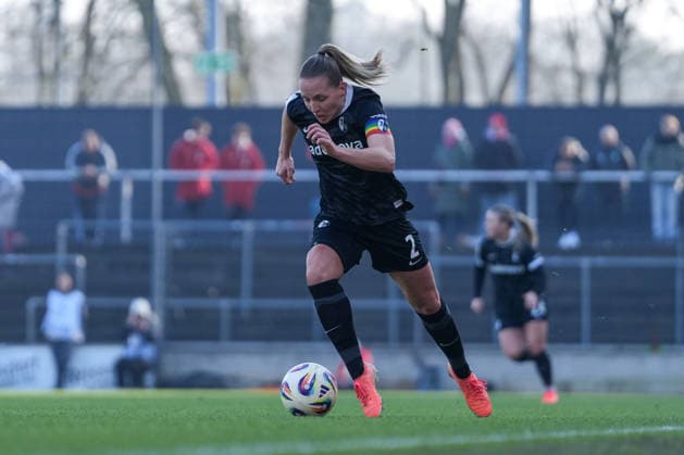 Lisa Karl (SC Freiburg, 02) am Ball , Deutschland, Fussball, GooglePixel Frauen-Bundesliga, 15.Spieltag, 2025 2026, 1. FC Köln vs. SC Freiburg, 24.01.2026, Franz-Kremer-Stadion, Köln, Deutschland DFB REGULATIONS PROHIBIT ANY USE OF PHOTOGRAPHS AS IMAGE SEQUENCES AND OR QUASI-VIDEO. Köln Franz-Kremer-Stadion Nordrhein-Westfalen Deutschland Copyright: xArnexAmbergx