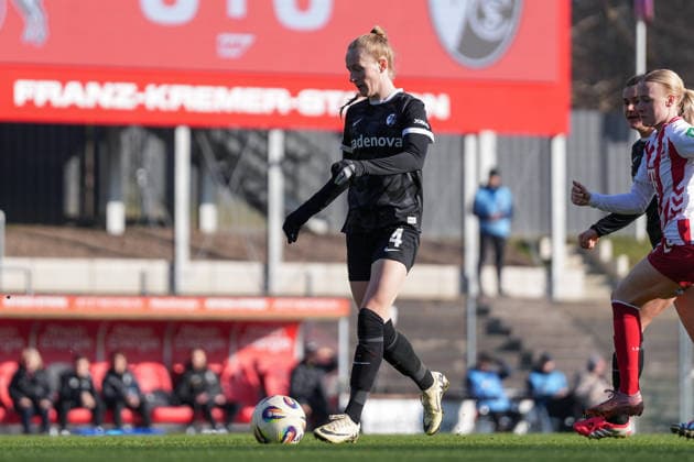 Meret Felde (SC Freiburg, 04) am Ball , Deutschland, Fussball, GooglePixel Frauen-Bundesliga, 15.Spieltag, 2025 2026, 1. FC Köln vs. SC Freiburg, 24.01.2026, Franz-Kremer-Stadion, Köln, Deutschland DFB REGULATIONS PROHIBIT ANY USE OF PHOTOGRAPHS AS IMAGE SEQUENCES AND OR QUASI-VIDEO. Köln Franz-Kremer-Stadion Nordrhein-Westfalen Deutschland Copyright: xArnexAmbergx