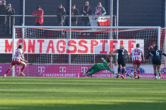 Martyna Wiankowska (1.FC Köln Frauen, 26) erzielt ein Tor, Elfmeter, Laura Benkarth (SC Freiburg, 01) , Deutschland, Fussball, GooglePixel Frauen-Bundesliga, 15.Spieltag, 2025 2026, 1. FC Köln vs. SC Freiburg, 24.01.2026, Franz-Kremer-Stadion, Köln, Deutschland DFB REGULATIONS PROHIBIT ANY USE OF PHOTOGRAPHS AS IMAGE SEQUENCES AND OR QUASI-VIDEO. Köln Franz-Kremer-Stadion Nordrhein-Westfalen Deutschland Copyright: xArnexAmbergx