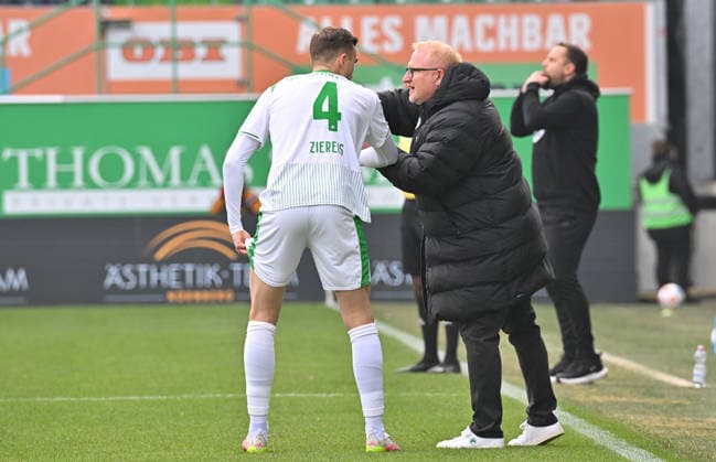 24.01.2026 - Fussball - Saison 2025 2026 - 2. Fussball - Bundesliga - 19. Spieltag: SpVgg Greuther Fürth SGF ( Kleeblatt ) - Eintracht Braunschweig BTSV EBS - Sportfoto Zink MeZi - xmexzix - DFL regulations prohibit any use of photographs as image sequences and or quasi-video - only for editorial use - Philipp Ziereis (4, SpVgg Greuther Fürth ) Heiko Vogel ( Trainer SpVgg Greuther Fürth )