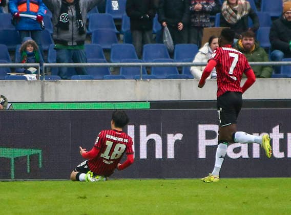 Deutschland: Fussball 2.Bundesliga 2025 26, 19. Spieltag - Hannover 96 Fortuna Düsseldorf - Heinz von Heiden Arena Stadion (Hannover): Torjubel Daisuke Yokota (Hannover 96, 18) Mustapha Bundu (Hannover 96, 7) Hannover