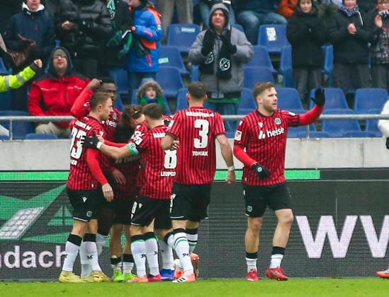 Deutschland: Fussball 2.Bundesliga 2025 26, 19. Spieltag - Hannover 96 Fortuna Düsseldorf - Heinz von Heiden Arena Stadion (Hannover): Torjubel Daisuke Yokota (Hannover 96, 18) Mustapha Bundu (Hannover 96, 7) Enzo Leopold (Hannover 96, 8) Boris Tomiak (Hannover 96, 3) Hannover