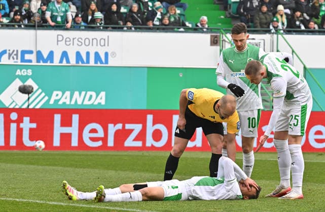 24.01.2026 - Fussball - Saison 2025 2026 - 2. Fussball - Bundesliga - 19. Spieltag: SpVgg Greuther Fürth SGF ( Kleeblatt ) - Eintracht Braunschweig BTSV EBS - Sportfoto Zink MeZi - xmexzix - DFL regulations prohibit any use of photographs as image sequences and or quasi-video - only for editorial use - Philipp Ziereis (4, SpVgg Greuther Fürth ) angeschlagen am Boden