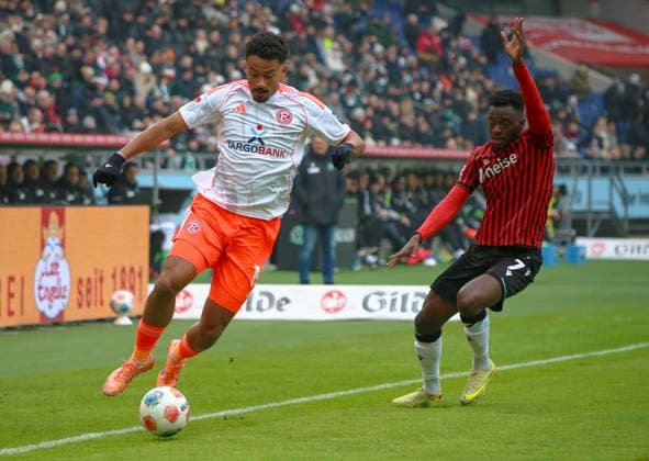 Deutschland: Fussball 2.Bundesliga 2025 26, 19. Spieltag - Hannover 96 Fortuna Düsseldorf - Heinz von Heiden Arena Stadion (Hannover): Emmanuel Iyoha (Fortuna Düsseldorf, 19) Mustapha Bundu (Hannover 96, 7) Hannover