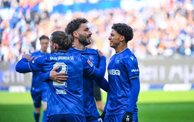 Fabian Schleusener (Karlsruher SC) bejubelt sein Tor mit Louey Ben Farhat (Karlsruher SC) waehrend des Spiels der 2. Bundesliga zwischen dem Karlsruher SC und Hertha BSC im BBBank Wildpark am 24. January 2026 in Karlsruhe, Deutschland. (Foto von Silas Schüller DeFodi Images) +++ Fabian Schleusener (Karlsruher SC) celebrates his goal with Louey Ben Farhat (Karlsruher SC) during the 2. Bundesliga match between Karlsruher SC and Hertha BSC at BBBank Wildpark on January 24, 2026 in Karlsruhe, Germany. (Photo by Silas Schüller DeFodi Images) DFB DFL REGULATIONS PROHIBIT ANY USE OF PHOTOGRAPHS AS IMAGE SEQUENCES AND OR QUASI-VIDEO. (Photo by Silas Schueller DeFodi Images) -