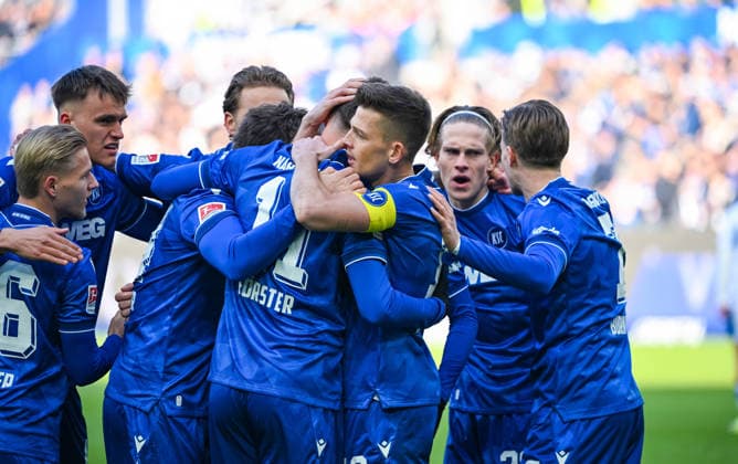 Torjubel des Karlsruher SC nach dem Tor von Fabian Schleusener (Karlsruher SC) waehrend des Spiels der 2. Bundesliga zwischen dem Karlsruher SC und Hertha BSC im BBBank Wildpark am 24. January 2026 in Karlsruhe, Deutschland. (Foto von Silas Schüller DeFodi Images) +++ goal celebration of Karlsruher SC after scoring the first goal during the 2. Bundesliga match between Karlsruher SC and Hertha BSC at BBBank Wildpark on January 24, 2026 in Karlsruhe, Germany. (Photo by Silas Schüller DeFodi Images) DFB DFL REGULATIONS PROHIBIT ANY USE OF PHOTOGRAPHS AS IMAGE SEQUENCES AND OR QUASI-VIDEO. (Photo by Silas Schueller DeFodi Images) -