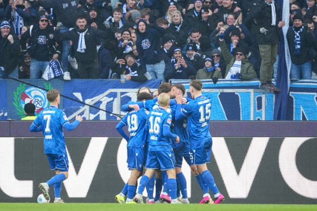 Fussball: 2. Bundesliga, 19. Spieltag, Karlsruher SC - Hertha BSC am 24.01.2026 in Karlsruhe (BBBank Wildpark), Deutschland, Saison 2025 2026: DFB DFL REGULATIONS PROHIBIT ANY USE OF PHOTOGRAPHS as IMAGE SEQUENCES and or QUASI-VIDEO: Kollektiver Jubel nach dem Tor von Fabian Schleusener (24, KSC) zum 1:0. Karlsruhe BBBank Wildpark Deutschland