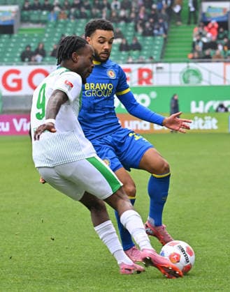 24.01.2026 - Fussball - Saison 2025 2026 - 2. Fussball - Bundesliga - 19. Spieltag: SpVgg Greuther Fürth SGF ( Kleeblatt ) - Eintracht Braunschweig BTSV EBS - Sportfoto Zink MeZi - xmexzix - DFL regulations prohibit any use of photographs as image sequences and or quasi-video - only for editorial use - Noel Futkeu (9, SpVgg Greuther Fürth ) Leon Bell Bell (19, Eintracht Braunschweig BTSV EBS, rechts )