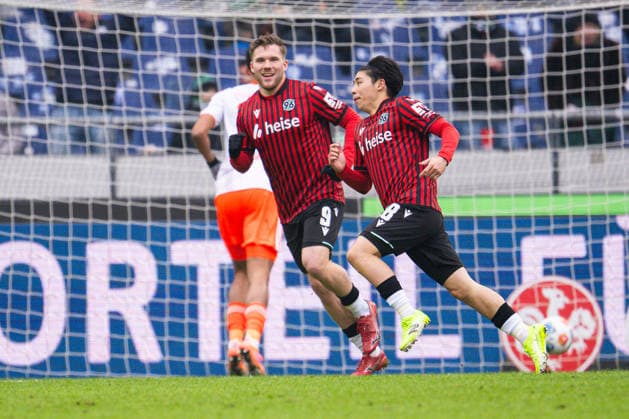 24.01.2026 - Fußball, 2025 2026, 2. Bundesliga, 19. Spieltag, Hannover 96 - Fortuna Düsseldorf: (R) Daisuke Yokota (Hannover) jubelt nach seinem Tor zum 1:0 mit (L) Benjamin Källman (Hannover) DFL REGULATIONS PROHIBIT ANY USE OF PHOTOGRAPHS AS IMAGE SEQUENCES AND OR QUASI-VIDEO.