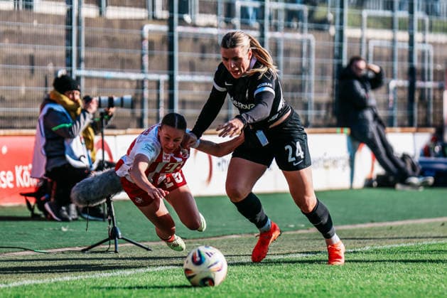 Google Pixel Frauen-Bundesliga: 1.FC Köln- SC Freiburg; 24.01.2026 Laura Donhauser (1. FC Köln, 25) im Zweikampf mit Ingibjörg Sigurdardóttir (SC Freiburg, 24) Google Pixel Frauen-Bundesliga: 1.FC Köln- SC Freiburg: Köln, Franz-Kremer-Stadion ;24.01.2025 DFB REGULATIONS PROHIBIT ANY USE OF PHOTOGRAPHS AS IMAGE SEQUENCES AND OR QUASI-VIDEO. Copyright: xBEAUTIFULxSPORTS Freisenx