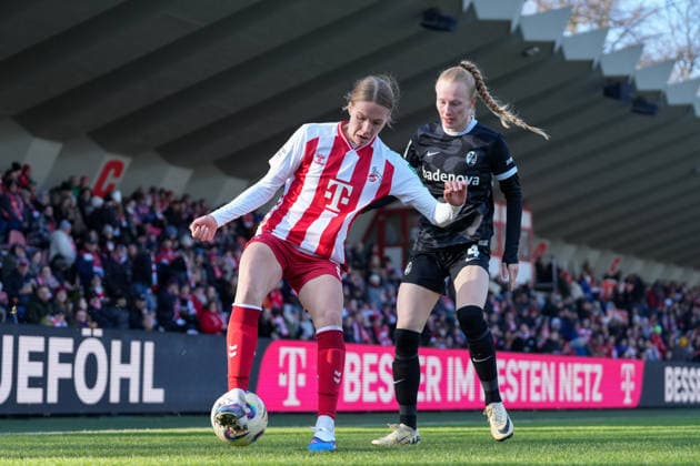 Celina Degen (1.FC Köln Frauen, 05) im Zweikampf mit Meret Felde (SC Freiburg, 04) , Deutschland, Fussball, GooglePixel Frauen-Bundesliga, 15.Spieltag, 2025 2026, 1. FC Köln vs. SC Freiburg, 24.01.2026, Franz-Kremer-Stadion, Köln, Deutschland DFB REGULATIONS PROHIBIT ANY USE OF PHOTOGRAPHS AS IMAGE SEQUENCES AND OR QUASI-VIDEO. Köln Franz-Kremer-Stadion Nordrhein-Westfalen Deutschland Copyright: xArnexAmbergx