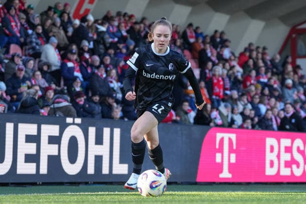 Lisa Kolb (SC Freiburg, 22) am Ball , Deutschland, Fussball, GooglePixel Frauen-Bundesliga, 15.Spieltag, 2025 2026, 1. FC Köln vs. SC Freiburg, 24.01.2026, Franz-Kremer-Stadion, Köln, Deutschland DFB REGULATIONS PROHIBIT ANY USE OF PHOTOGRAPHS AS IMAGE SEQUENCES AND OR QUASI-VIDEO. Köln Franz-Kremer-Stadion Nordrhein-Westfalen Deutschland Copyright: xArnexAmbergx