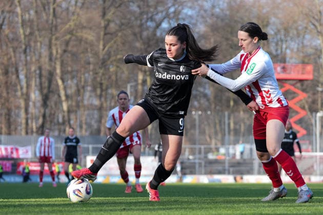 Svenja Fölmli Svenja Foelmli (SC Freiburg, 09) im Zweikampf mit Sara Agrež Sara Agrez (1.FC Köln Frauen, 04) , Deutschland, Fussball, GooglePixel Frauen-Bundesliga, 15.Spieltag, 2025 2026, 1. FC Köln vs. SC Freiburg, 24.01.2026, Franz-Kremer-Stadion, Köln, Deutschland DFB REGULATIONS PROHIBIT ANY USE OF PHOTOGRAPHS AS IMAGE SEQUENCES AND OR QUASI-VIDEO. Köln Franz-Kremer-Stadion Nordrhein-Westfalen Deutschland Copyright: xArnexAmbergx