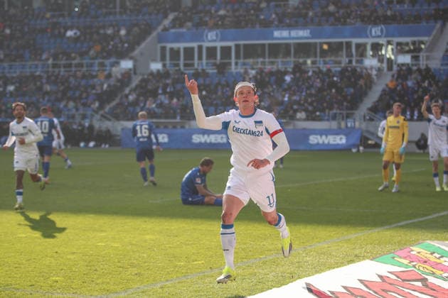 Jubel nach dem Treffer zum 1:1 Ausgleich Reese Fabian (Hertha BSC, 11), Karlsruher SC vs. Hertha BSC, 2. Bundesliga, 19. Spieltag, 2025 2026, 24.01.2026, DFL REGULATIONS PROHIBIT ANY USE OF PHOTOGRAPHS AS IMAGE SEQUENCES AND OR QUASI-VIDEO, Karlsruher SC vs. Hertha BSC, 2. Bundesliga, 19. Spieltag, 2025 2026, 24.01.2026 Karlsruhe