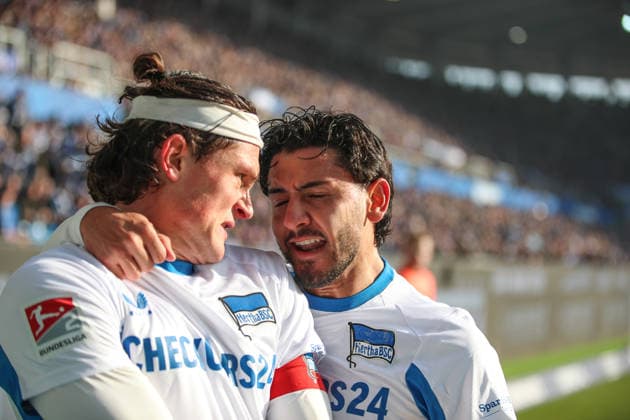 Freude bei Reese Fabian (Hertha BSC, 11) und Sessa Kevin (Hertha BSC, 08) nach dem Ausgleich zum 1:1, Karlsruher SC vs. Hertha BSC, 2. Bundesliga, 19. Spieltag, 2025 2026, 24.01.2026, DFL REGULATIONS PROHIBIT ANY USE OF PHOTOGRAPHS AS IMAGE SEQUENCES AND OR QUASI-VIDEO, Karlsruher SC vs. Hertha BSC, 2. Bundesliga, 19. Spieltag, 2025 2026, 24.01.2026 Karlsruhe