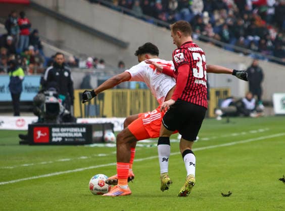 Deutschland: Fussball 2.Bundesliga 2025 26, 19. Spieltag - Hannover 96 Fortuna Düsseldorf - Heinz von Heiden Arena Stadion (Hannover): Maurice Neubauer (Hannover 96, 33) Emmanuel Iyoha (Fortuna Düsseldorf, 19) Hannover