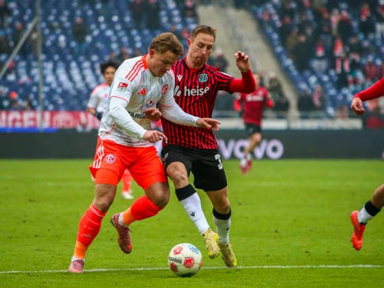 Deutschland: Fussball 2.Bundesliga 2025 26, 19. Spieltag - Hannover 96 Fortuna Düsseldorf - Heinz von Heiden Arena Stadion (Hannover): Maurice Neubauer (Hannover 96, 33) Christian Rasmussen (Fortuna Düsseldorf, 10) Hannover