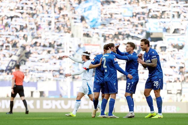 24.01.2026, xrekx, Fussball 2.Bundesliga, Karlsruher SC - Hertha BSC Berlin v.l. Torjubel nach dem Tor zum celebrating the goal celebrate 2:1 durch Sebastian Jung (Karlsruher SC) (DFL DFB REGULATIONS PROHIBIT ANY USE OF PHOTOGRAPHS as IMAGE SEQUENCES and or QUASI-VIDEO) Karlsruhe