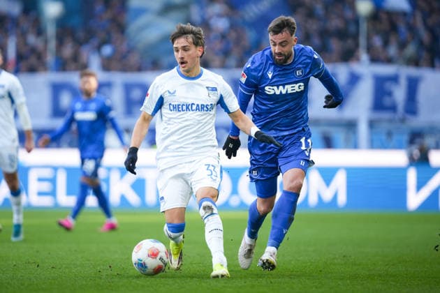 Fussball: 2. Bundesliga, 19. Spieltag, Karlsruher SC - Hertha BSC am 24.01.2026 in Karlsruhe (BBBank Wildpark), Deutschland, Saison 2025 2026: DFB DFL REGULATIONS PROHIBIT ANY USE OF PHOTOGRAPHS as IMAGE SEQUENCES and or QUASI-VIDEO: Michal Karbownik (33, BSC) im Zweikampf mit Philipp Förster (11, KSC). Karlsruhe BBBank Wildpark Deutschland