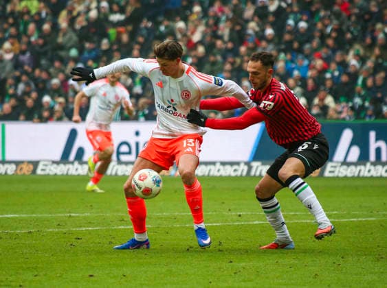 Deutschland: Fussball 2.Bundesliga 2025 26, 19. Spieltag - Hannover 96 Fortuna Düsseldorf - Heinz von Heiden Arena Stadion (Hannover): Cedric Itten (Fortuna Düsseldorf, 13) Virgil GhiÅ£Äƒ Virgil Ghita (Hannover 96, 5) Hannover