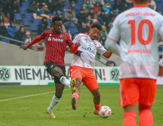 Deutschland: Fussball 2.Bundesliga 2025 26, 19. Spieltag - Hannover 96 Fortuna Düsseldorf - Heinz von Heiden Arena Stadion (Hannover): Mustapha Bundu (Hannover 96, 7) Emmanuel Iyoha (Fortuna Düsseldorf, 19) Hannover