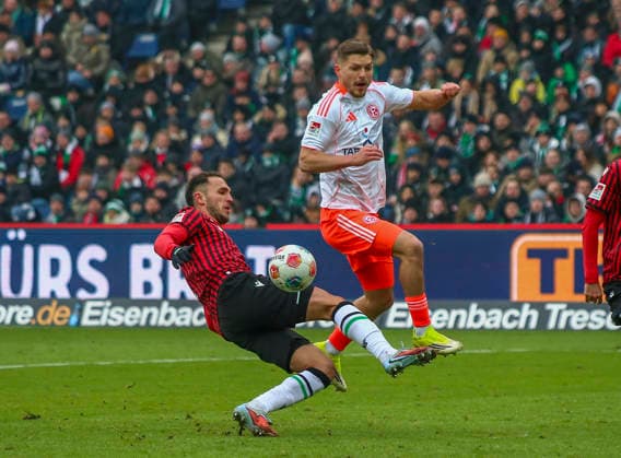 Deutschland: Fussball 2.Bundesliga 2025 26, 19. Spieltag - Hannover 96 Fortuna Düsseldorf - Heinz von Heiden Arena Stadion (Hannover): Boris Tomiak (Hannover 96, 3) Florent Muslija (Fortuna Düsseldorf, 24) Hannover