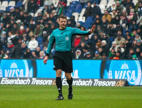 Deutschland: Fussball 2.Bundesliga 2025 26, 19. Spieltag - Hannover 96 Fortuna Düsseldorf - Heinz von Heiden Arena Stadion (Hannover): SchiedsrichterPatrick Ittrich Hannover