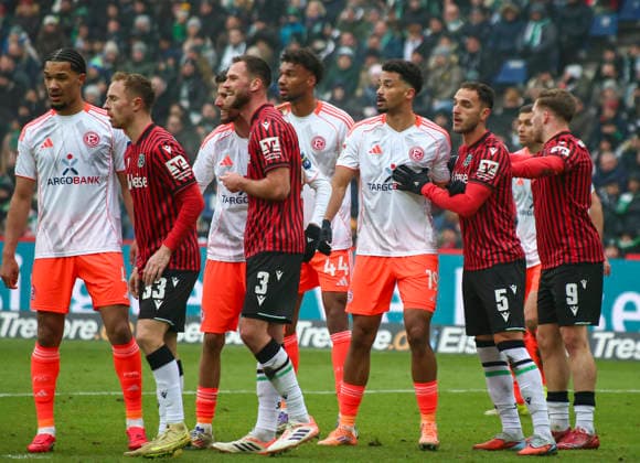 Deutschland: Fussball 2.Bundesliga 2025 26, 19. Spieltag - Hannover 96 Fortuna Düsseldorf - Heinz von Heiden Arena Stadion (Hannover): Cedric Itten (Fortuna Düsseldorf, 13) Virgil GhiÅ£Äƒ Virgil Ghita (Hannover 96, 5) Marcel Lotka (Fortuna Düsseldorf, 1)9 Boris Tomiak (Hannover 96, 3) Benjamin Källman Benjamin Kallman (Hannover 96, 9) Maurice Neubauer (Hannover 96, 33) Elias Egouli (Fortuna Düsseldorf, 44) Hannover