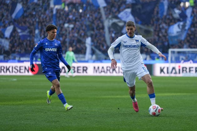 2. Bundesliga, Karlsruher SC vs Hertha BSC, 24.01.2026 Louey Ben Farhat (Karlsruher SC, 19) hinter Márton Dárdai (Hertha BSC, 31) mit dem Ball 2. Bundesliga, Karlsruher SC vs Hertha BSC, BBBank Wildpark Karlsruhe, 24.01.2026 DFB DFL REGULATIONS PROHIBIT ANY USE OF PHOTOGRAPHS AS IMAGE SEQUENCES AND OR QUASI-VIDEO.