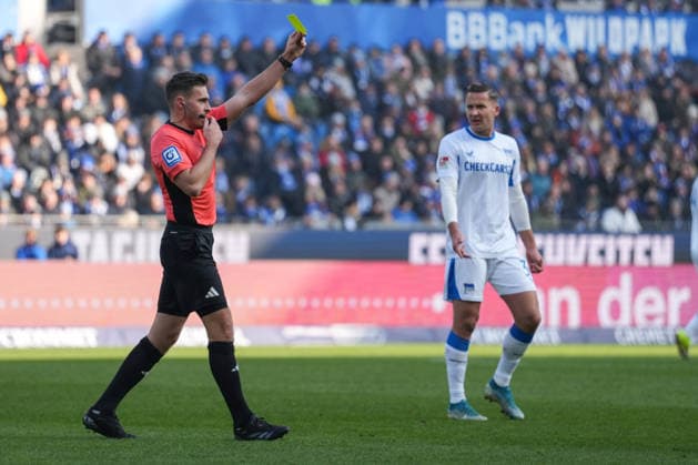 2. Bundesliga, Karlsruher SC vs Hertha BSC, 24.01.2026 Tom Bauer (Schiedsrichter) mit der Gelben für Philipp Förster (Karlsruher SC, 11) 2. Bundesliga, Karlsruher SC vs Hertha BSC, BBBank Wildpark Karlsruhe, 24.01.2026 DFB DFL REGULATIONS PROHIBIT ANY USE OF PHOTOGRAPHS AS IMAGE SEQUENCES AND OR QUASI-VIDEO.